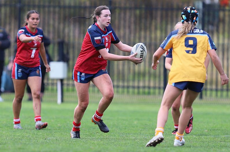 u16 Schoolgirls D1 RED v GOLD