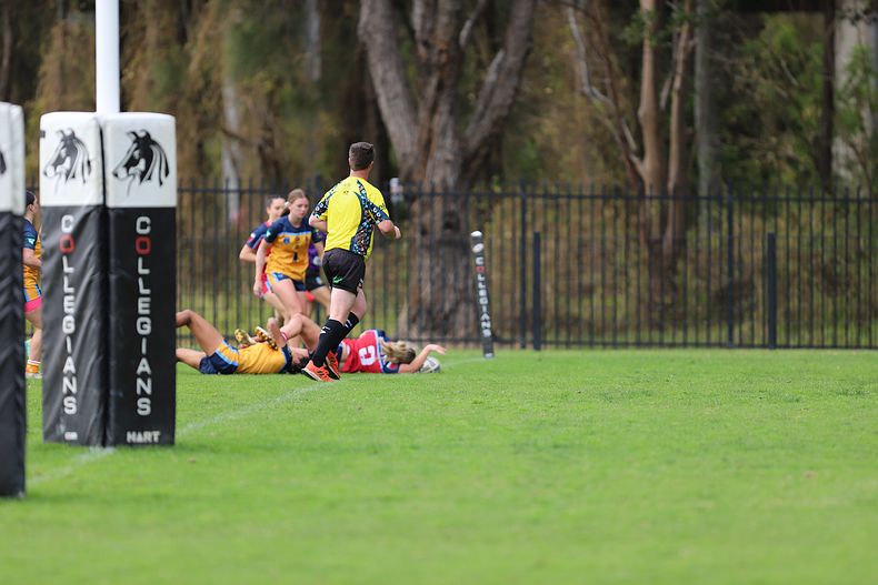 u16 Schoolgirls D1 RED v GOLD