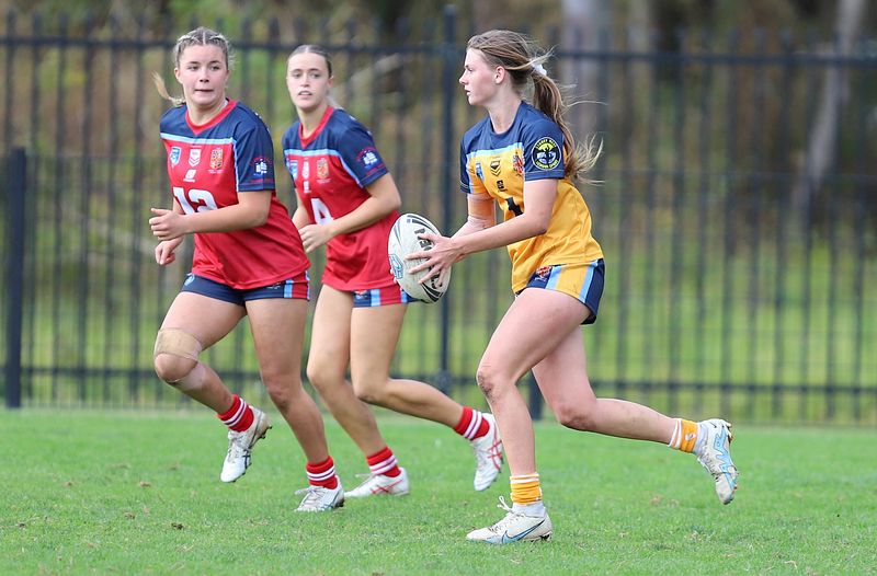 u16 Schoolgirls D1 RED v GOLD