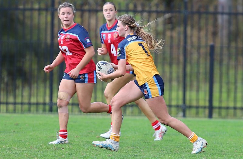 u16 Schoolgirls D1 RED v GOLD