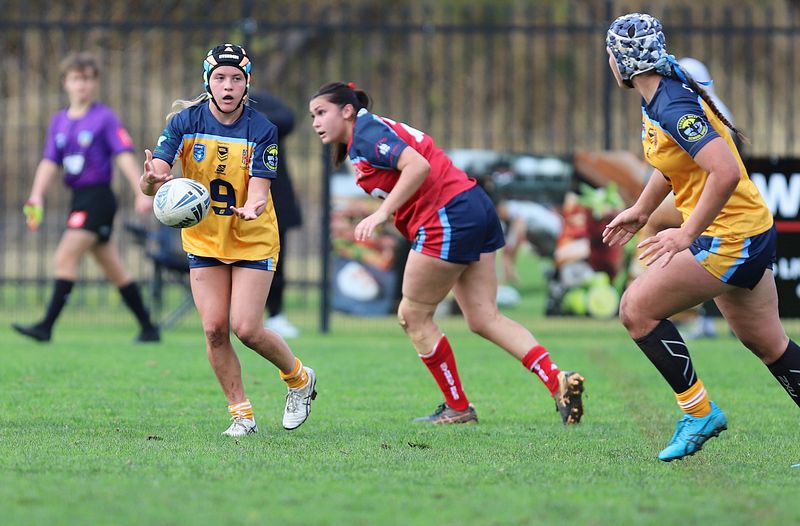 u16 Schoolgirls D1 RED v GOLD