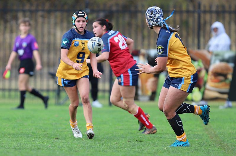 u16 Schoolgirls D1 RED v GOLD