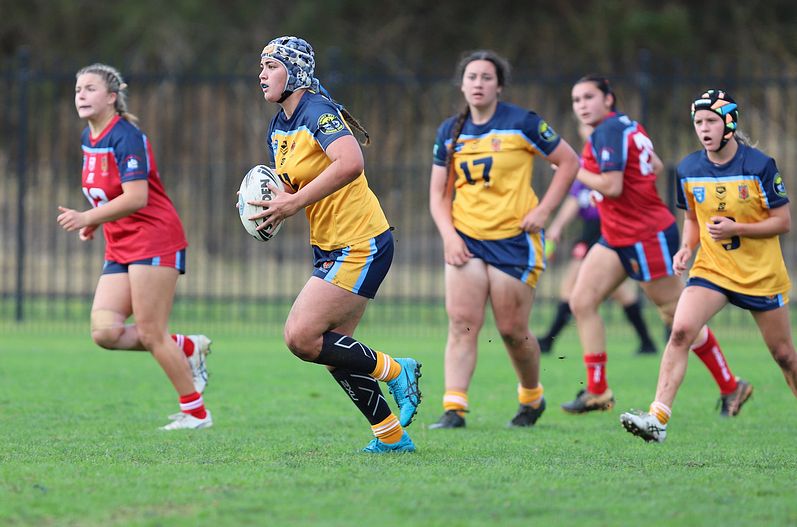 u16 Schoolgirls D1 RED v GOLD
