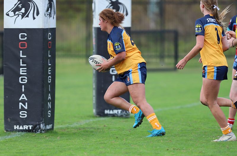 u16 Schoolgirls D1 RED v GOLD