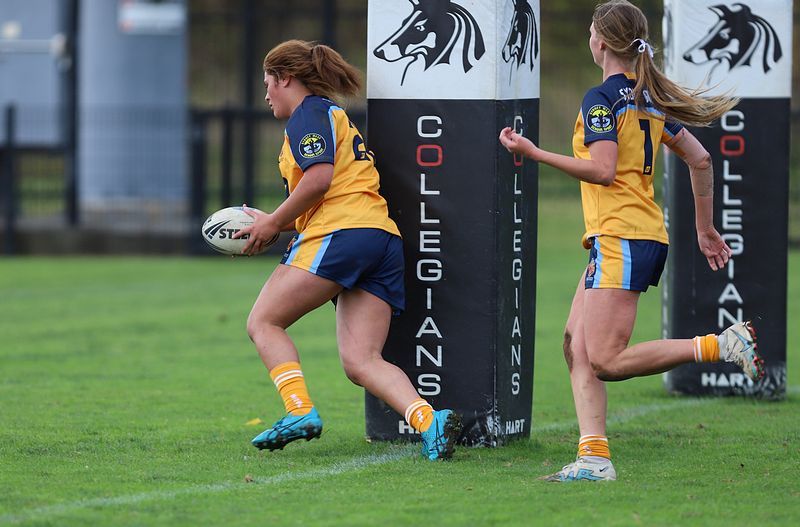 u16 Schoolgirls D1 RED v GOLD