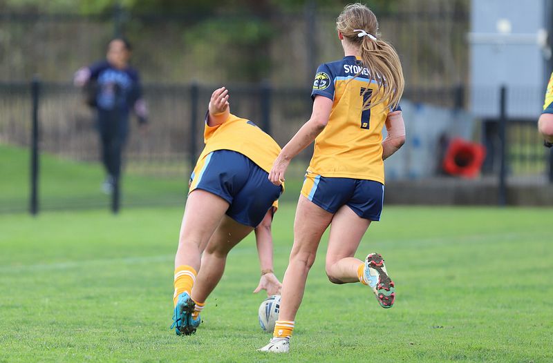 u16 Schoolgirls D1 RED v GOLD