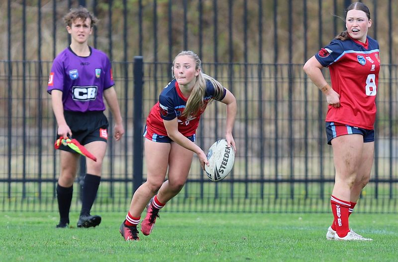 u16 Schoolgirls D1 RED v GOLD