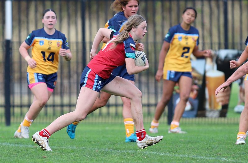 u16 Schoolgirls D1 RED v GOLD