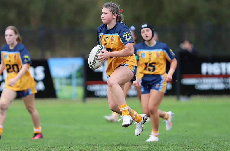 u16 Schoolgirls D1 RED v GOLD