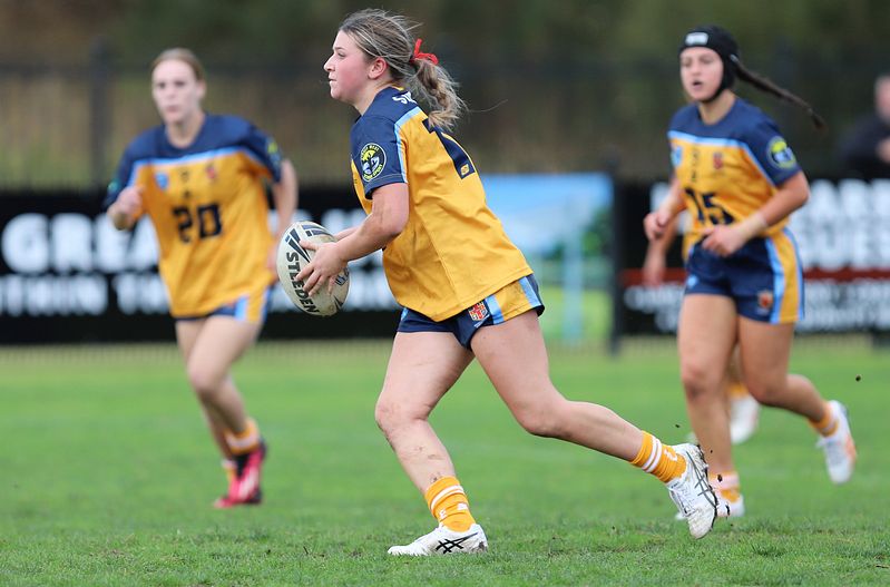 u16 Schoolgirls D1 RED v GOLD