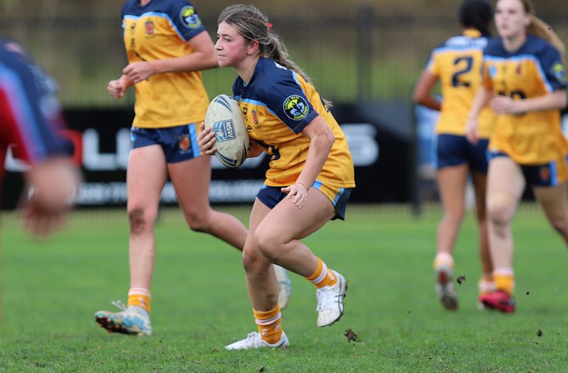 u16 Schoolgirls D1 RED v GOLD
