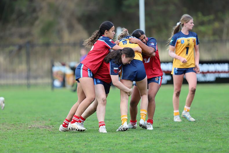 u16 Schoolgirls D1 RED v GOLD