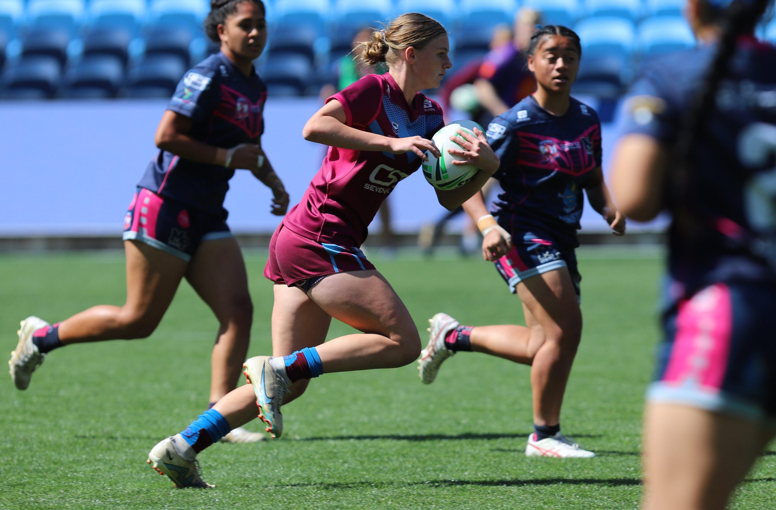 Danielle Seckhold runs up the middle of Allianz Stadium in the National Schoolgirl Cup Final (Photo : Steve Montgomery)