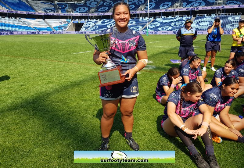 Mable Park captain Malaela Su’a with the National Schoolgirl Cup (Photo : Steve Montgomery)