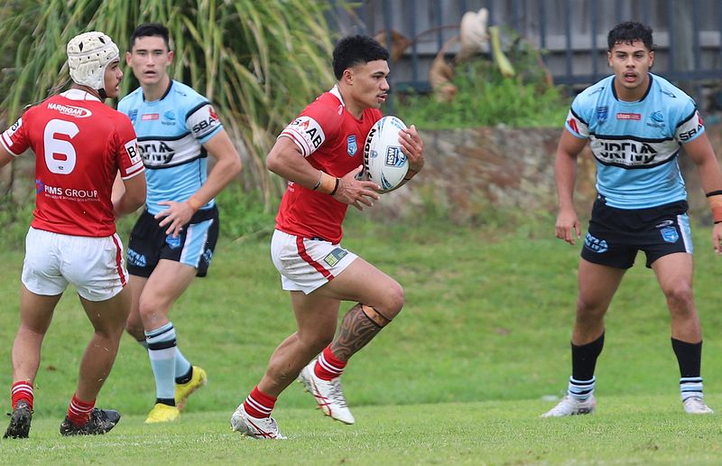 Lykhan King-Togia runs the footy for the Steelers. Picture: steve Montgomery Sports Photography