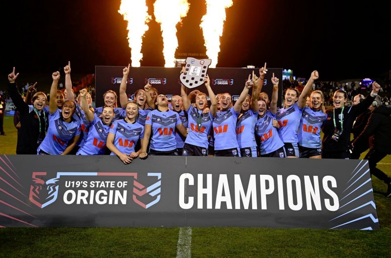 NSW u19 Women celebrate their thumping of the Queensland girls at Leichhardt Oval (Photo : NSWRL)