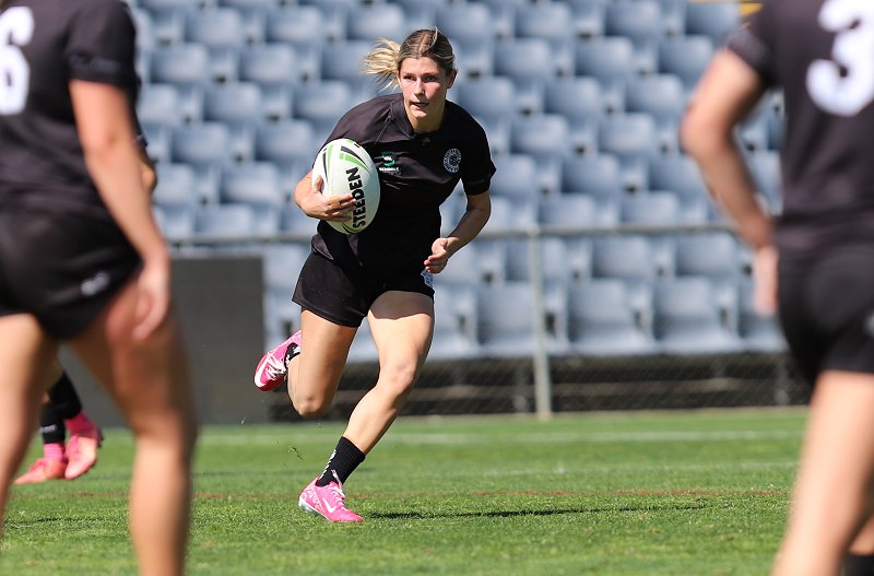 Ella Knowles runs the ball back in the Schoolgirl Cup Final (Photo - Steve Montgomery)