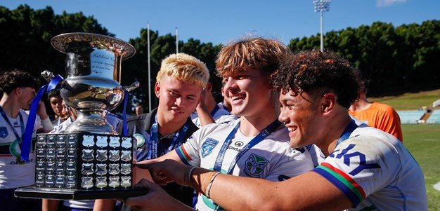 Warriors players examine the Harold Matthews Cup (Photo : photosport.nz)