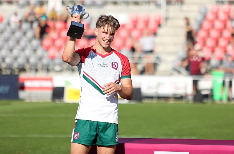 City v Country u17's Man of the Match was City's Hooker Blake Mozer, Pictured here holding the 2021 u17's Boys City v Country Cup (Photo's : Erick Lucero/QRL)